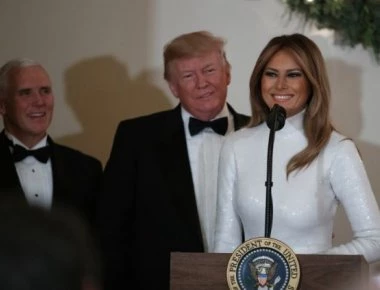 «Αστραφετρή» η Μελάνια Τραμπ στο λευκό της εφαρμοστό φόρεμα - Κόλασε τους πάντες (φωτό)